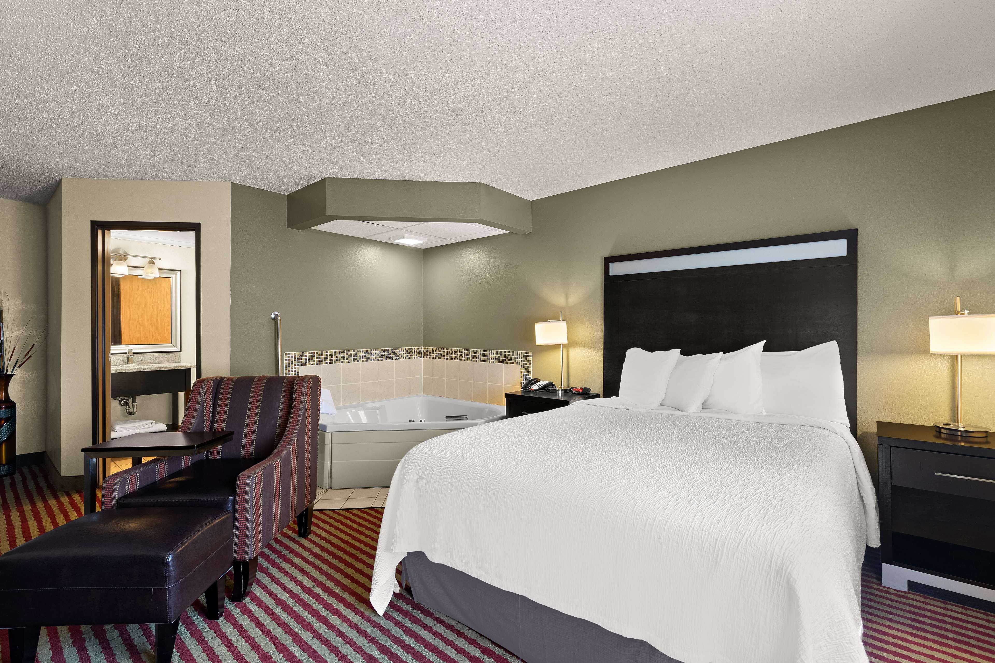 standard room, 1 queen bed, non smoking, jetted tub | desk, iron/ironing board, wifi, bed sheets