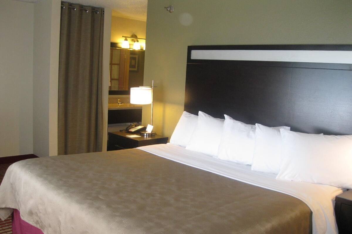 Desk, iron/ironing board, WiFi, bed sheets