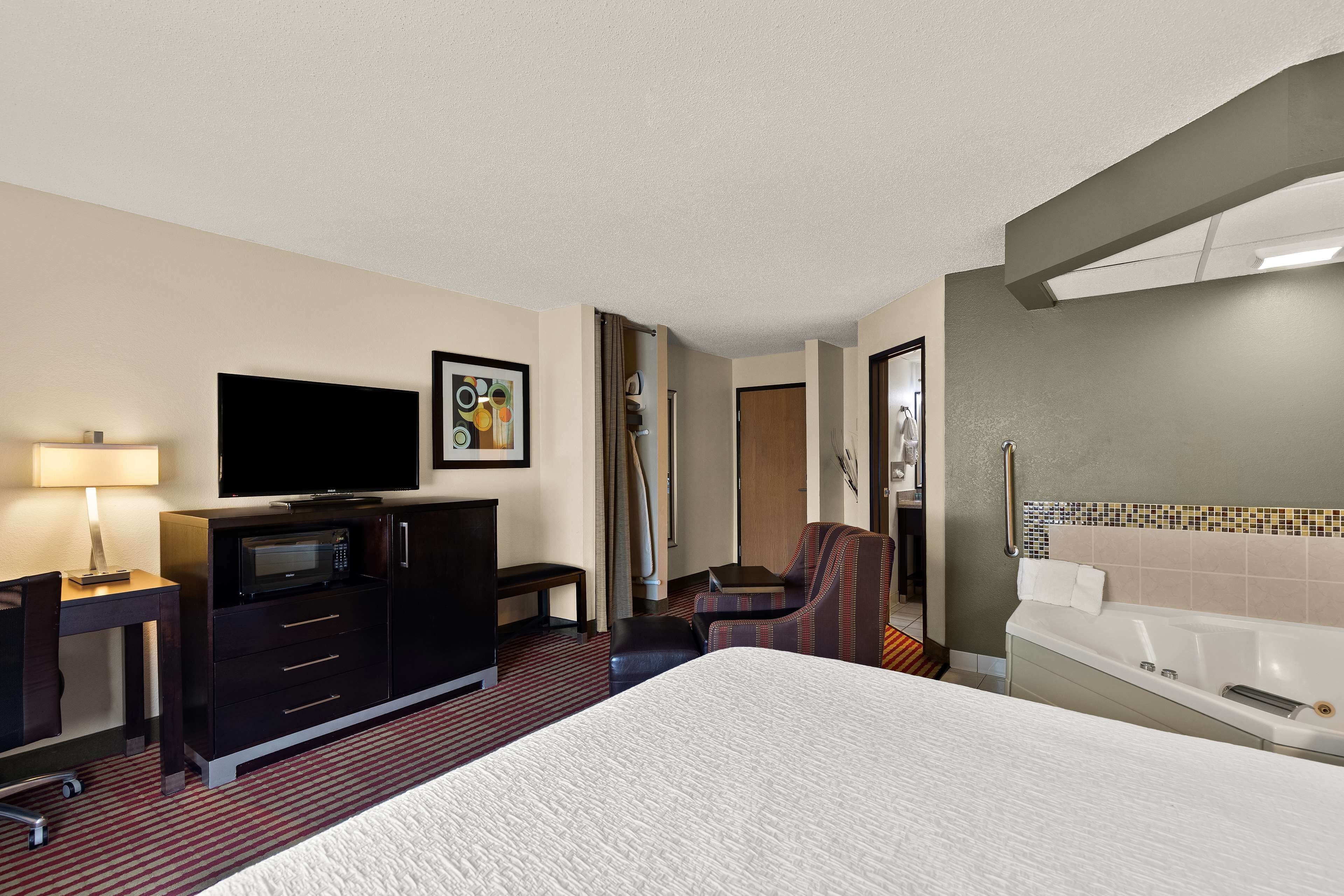 standard room, 1 queen bed, non smoking, jetted tub | desk, iron/ironing board, wifi, bed sheets