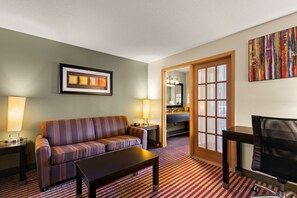 Suite, 1 cama de matrimonio grande, no fumadores, frigorífico y microondas (with Sofabed) | Escritorio, tabla de planchar con plancha, wifi y ropa de cama