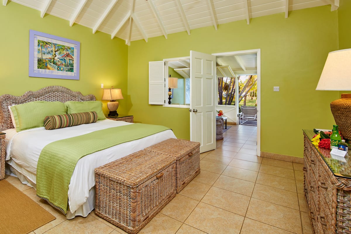 Deluxe Garden Suite | Minibar, in-room safe, iron/ironing board, free cribs/infant beds