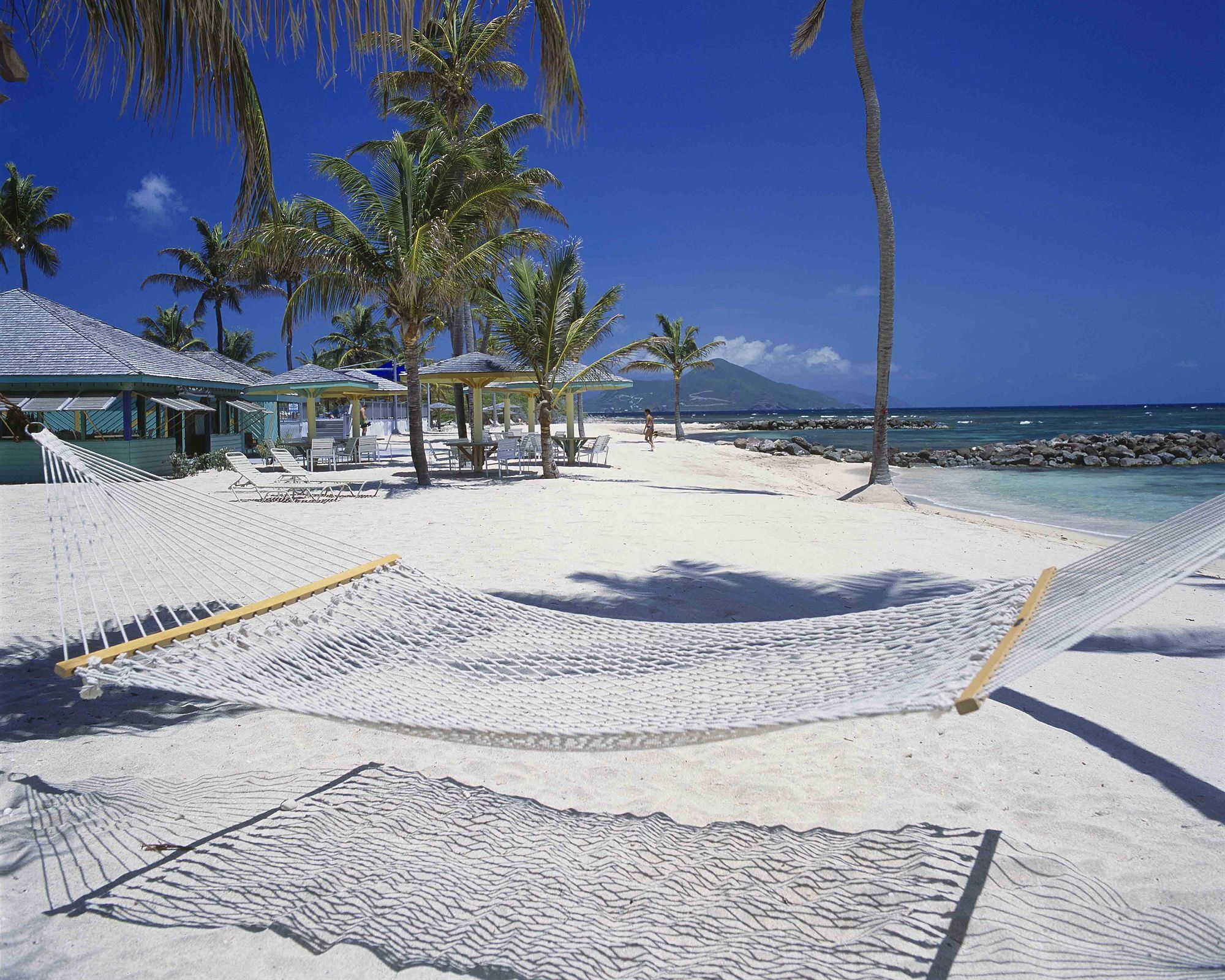 Plage, chaises longues, parasols, serviettes de plage