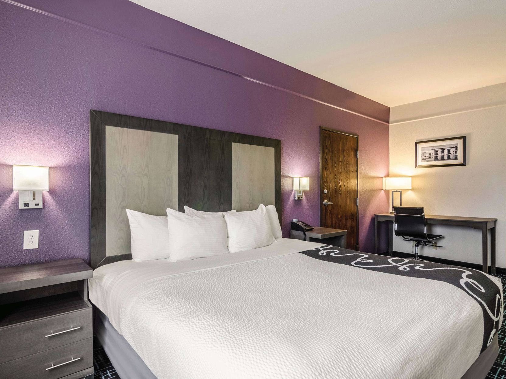 Luxe beddengoed, donzen dekbedden, een bureau