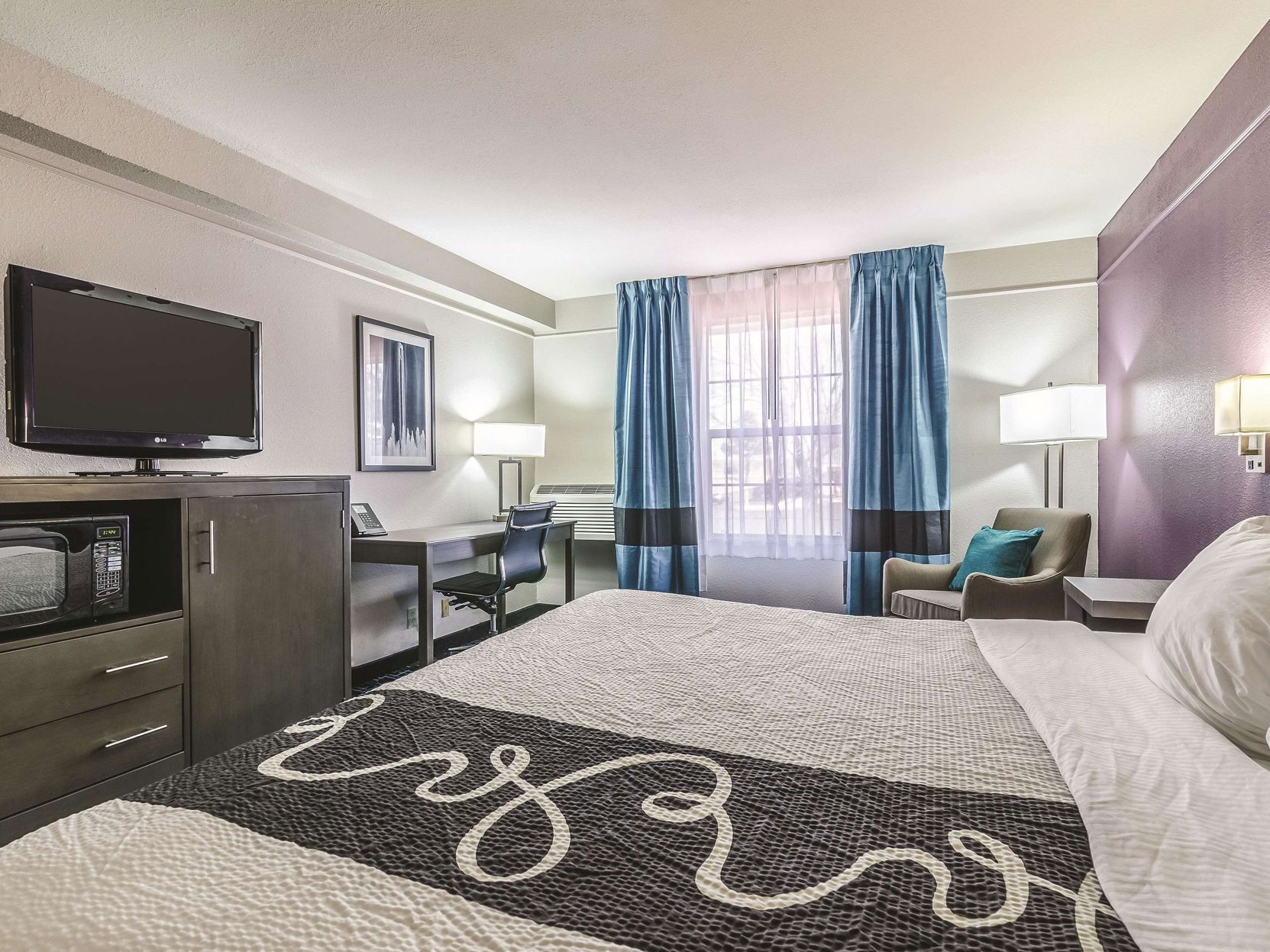 Luxe beddengoed, donzen dekbedden, een bureau