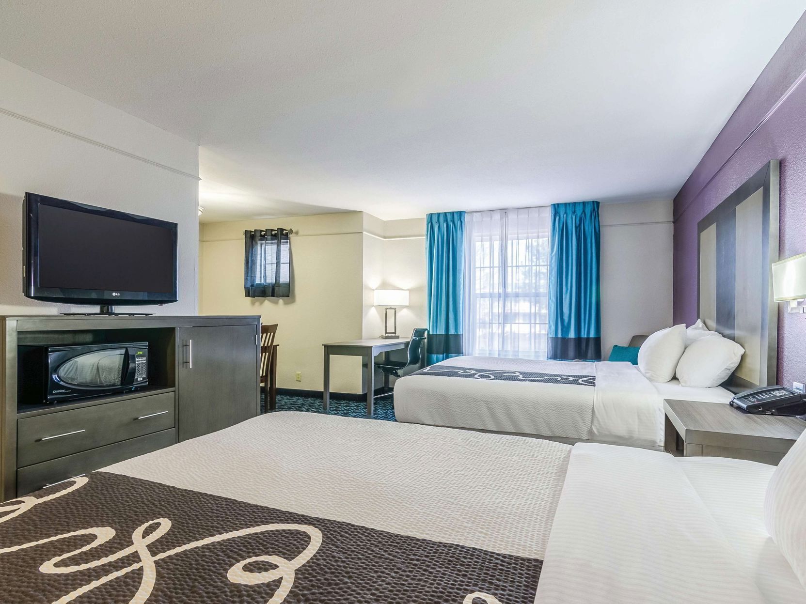 Luxe beddengoed, donzen dekbedden, een bureau