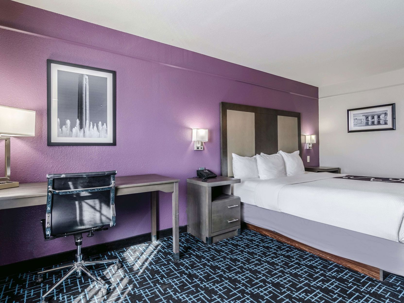 Luxe beddengoed, donzen dekbedden, een bureau