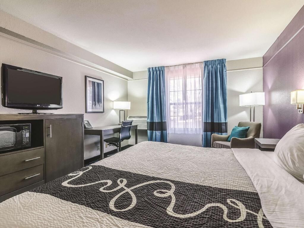 Luxe beddengoed, donzen dekbedden, een bureau