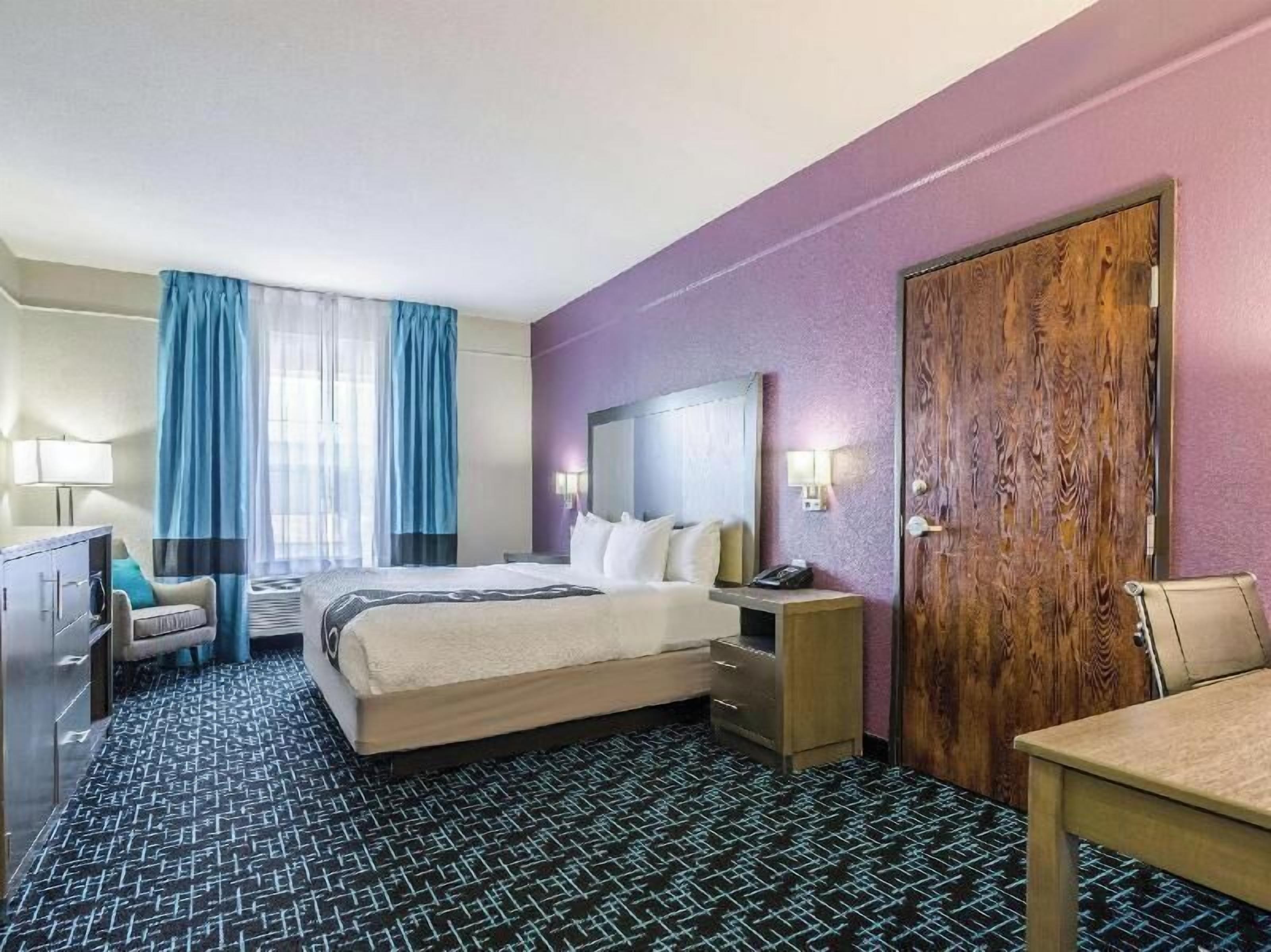 Luxe beddengoed, donzen dekbedden, een bureau