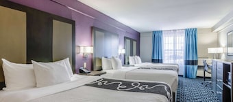 La Quinta Inn & Suites by Wyndham Kansas City Airport