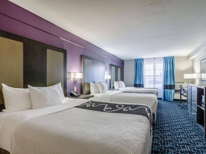 La Quinta Inn & Suites by Wyndham Kansas City Airport