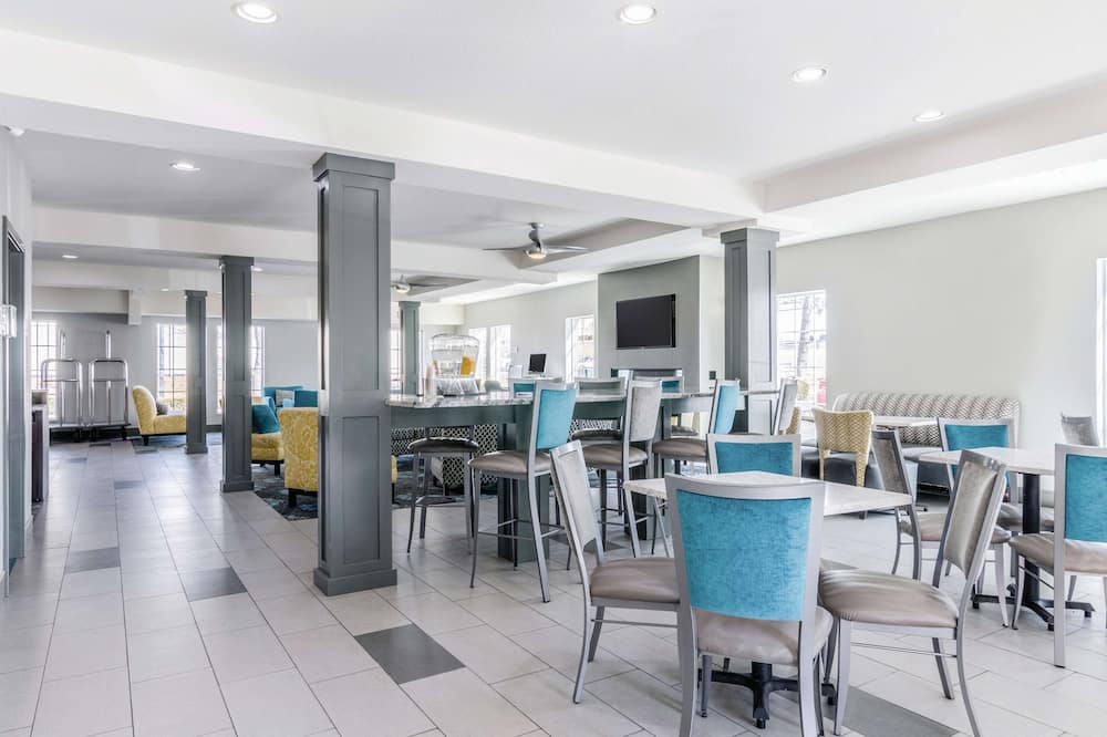 La Quinta Inn & Suites by Wyndham Kansas City Airport