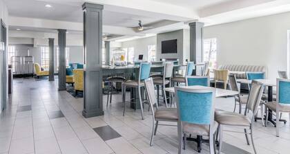 La Quinta Inn & Suites by Wyndham Kansas City Airport