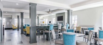 La Quinta Inn & Suites by Wyndham Kansas City Airport