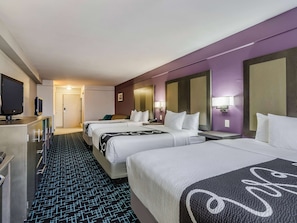 Premium bedding, down duvets, desk, iron/ironing board - La Quinta Inn & Suites by Wyndham Kansas City Airport (Kansas City)