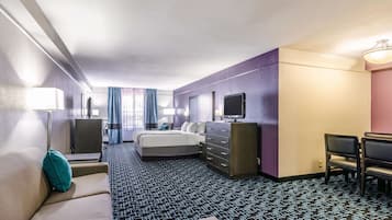 Deluxe Studio Suite, 1 King Bed, Non Smoking | Premium bedding, down comforters, desk, iron/ironing board