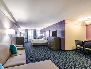 Deluxe Studio Suite, 1 King Bed, Non Smoking | Premium bedding, down comforters, desk, iron/ironing board