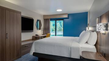 Escritorio, cortinas blackout y tabla de planchar con plancha