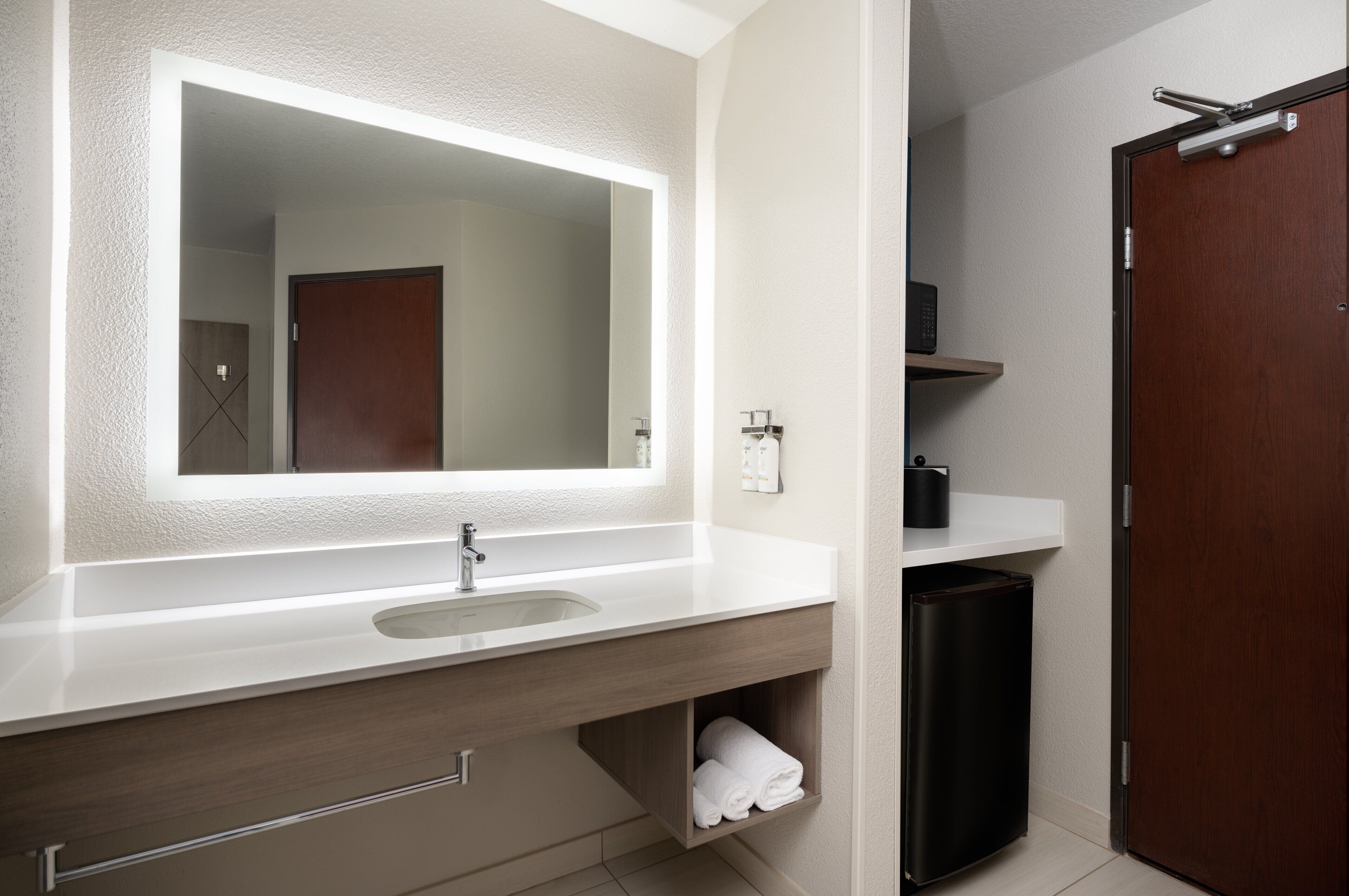 standard room | bathroom | combined shower/bathtub, free toiletries, hair dryer, towels