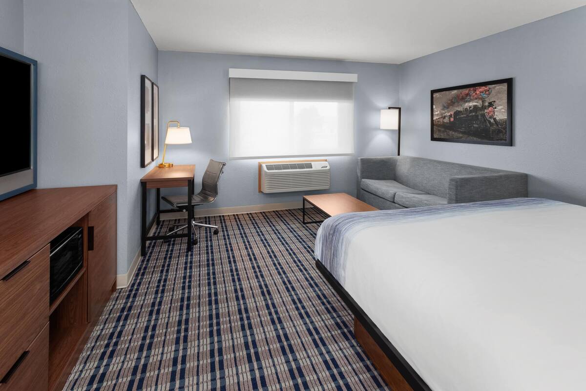 Suite, 1 King Bed, Non Smoking (Studio) | Desk, free cots/infant beds, rollaway beds, free WiFi