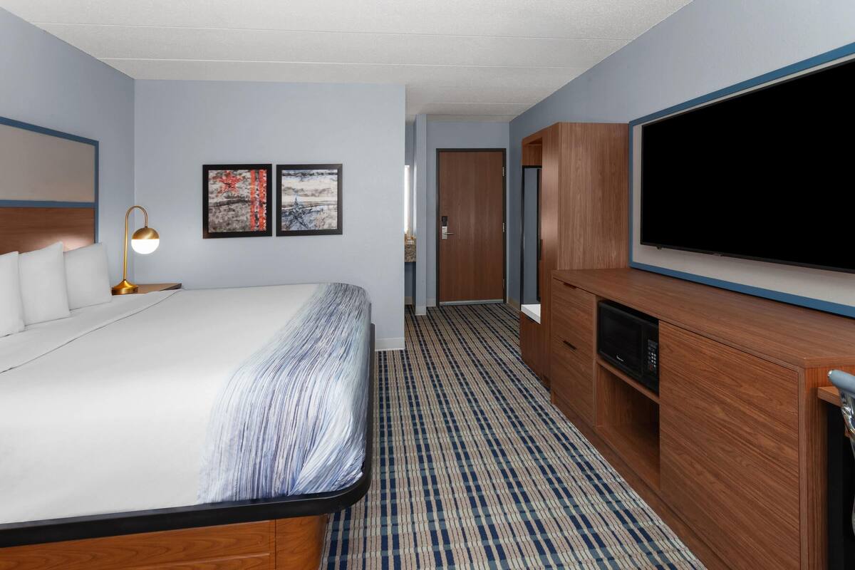 Room, 1 King Bed, Non Smoking | Desk, free cots/infant beds, rollaway beds, free WiFi