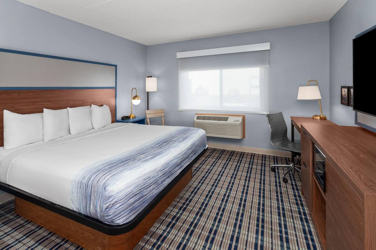 Room, 1 King Bed, Mobility Accessible, Non Smoking (Roll-In Shower) | Desk, free cots/infant beds, rollaway beds, free WiFi