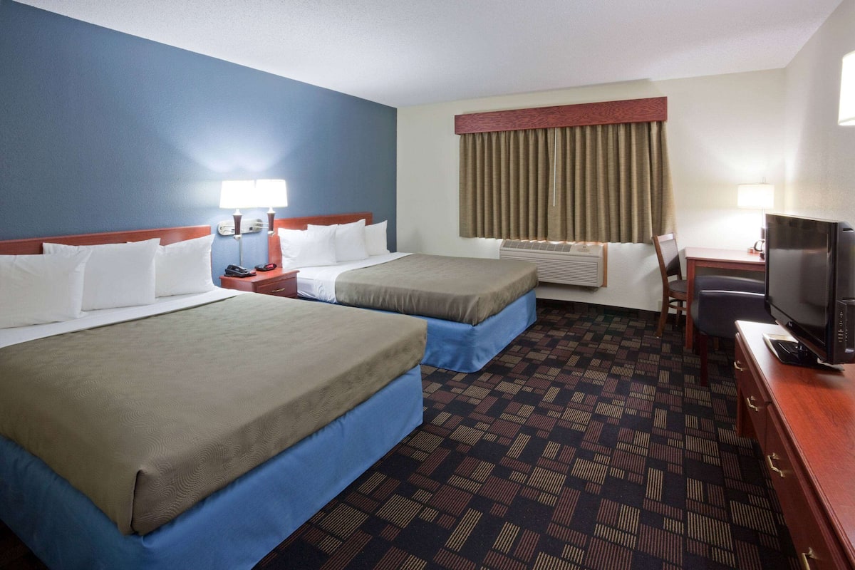 Desk, free cribs/infant beds, rollaway beds, free WiFi