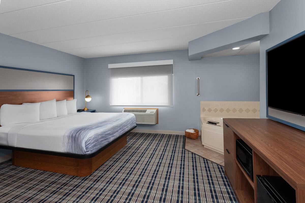 Deluxe Suite, 1 King Bed, Non Smoking (Studio) | Jetted bathtub