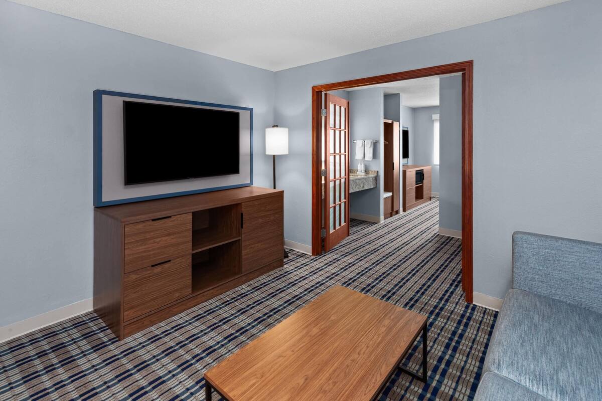 Superior Suite, 1 King Bed, Non Smoking (Studio) | Desk, free cots/infant beds, rollaway beds, free WiFi