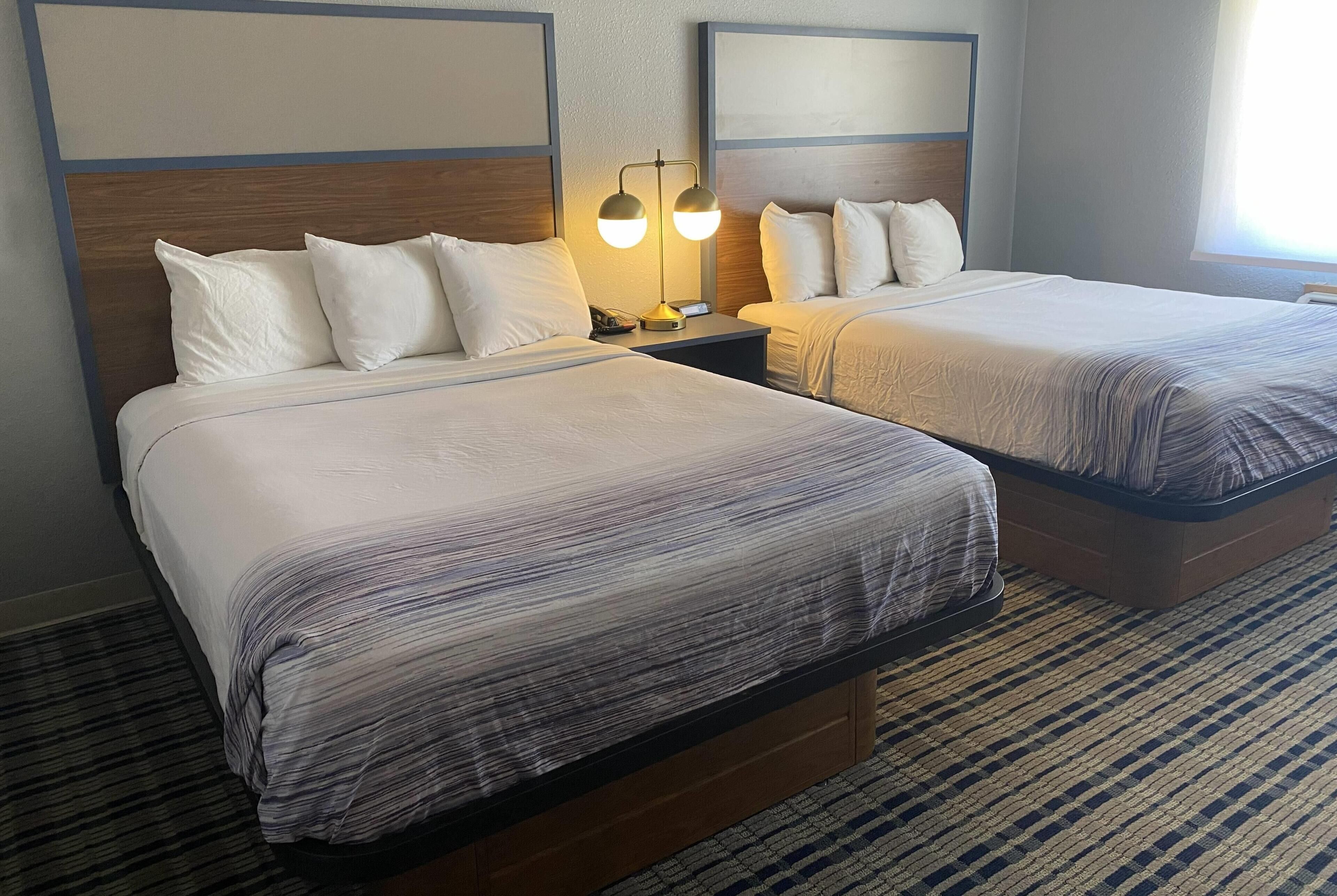 Habitación, 2 camas Queen size, para no fumadores | Escritorio, cunas gratuitas, camas extra y wifi gratis 