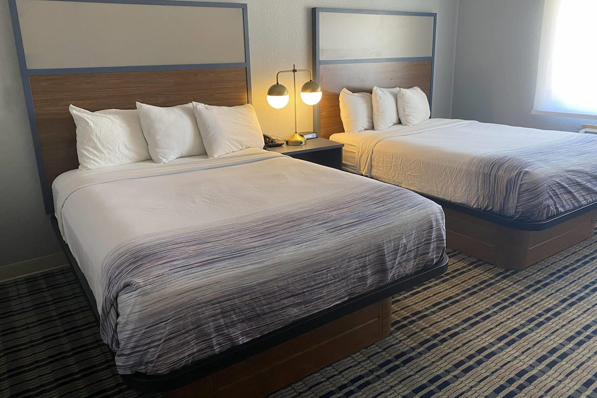 Habitación, 2 camas Queen size, para no fumadores | Escritorio, cunas gratuitas, camas extra y wifi gratis