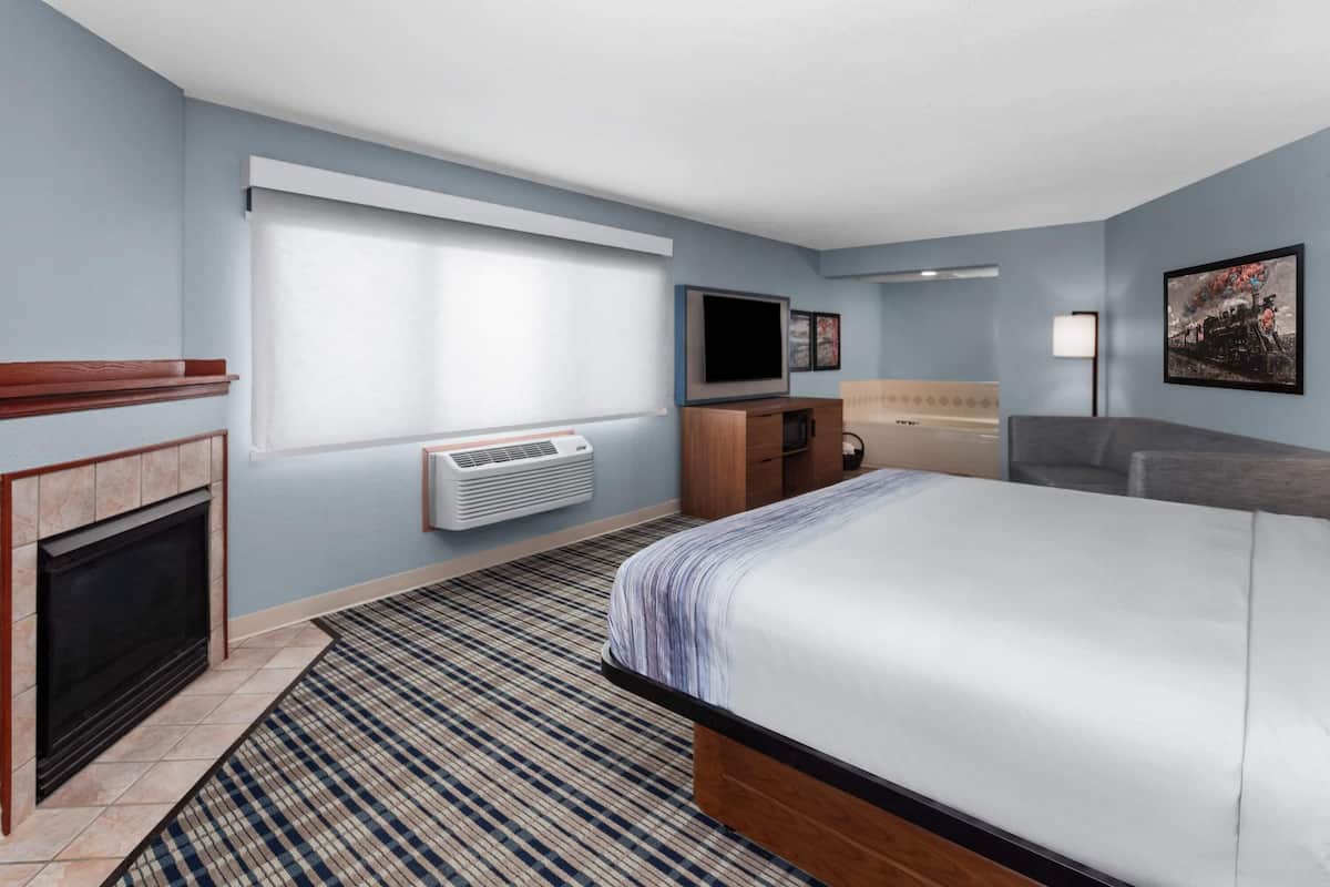 Luxury Suite, 1 King Bed, Non Smoking (Studio) | Jetted bathtub