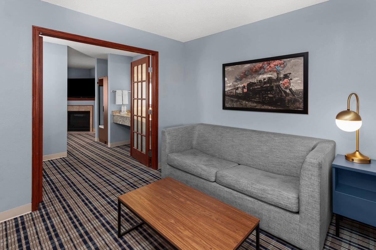 Premier Suite, 1 King Bed, Non Smoking (One Bedroom) | Jetted bathtub