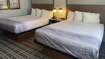 Camera, 2 letti queen, non fumatori | Una scrivania, culle/letti per bambini (gratuiti)