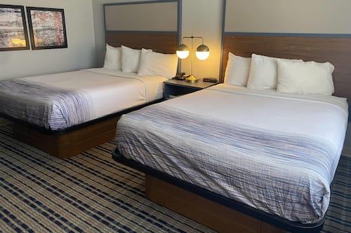 Habitación, 2 camas Queen size, para no fumadores | Escritorio, cunas gratuitas, camas extra y wifi gratis
