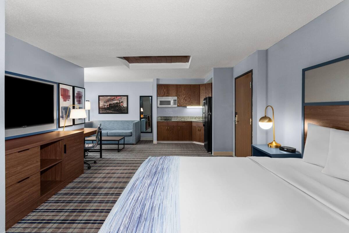 Superior Suite, 1 King Bed, Non Smoking (Efficiency Studio) | Jetted bathtub