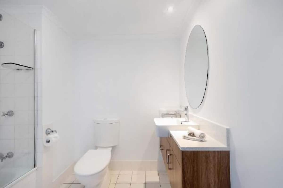 Bañera con ducha, bañera profunda, secador de pelo, toallas