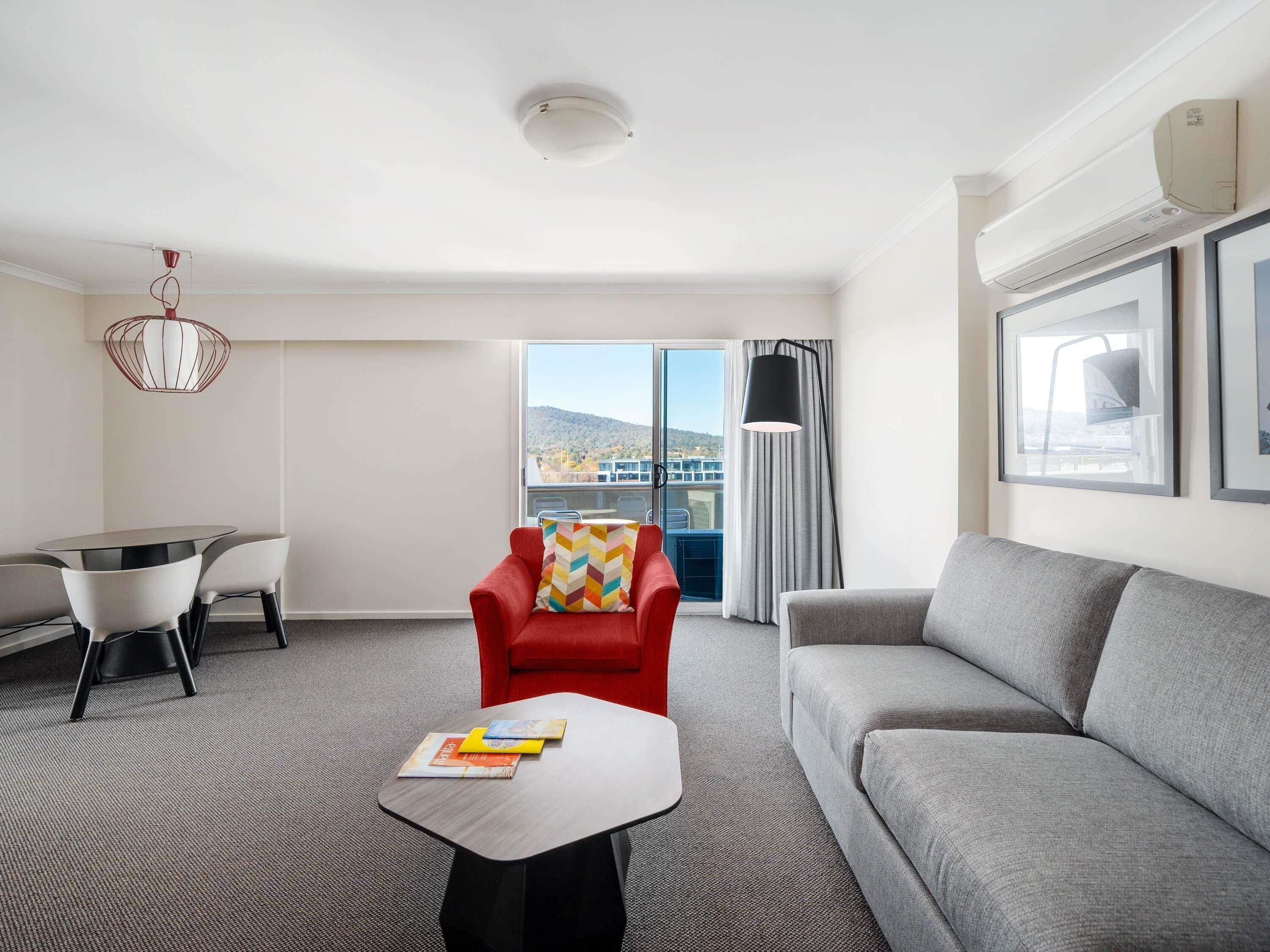 Pengeskab på værelset, skrivebord, strygejern/strygebræt