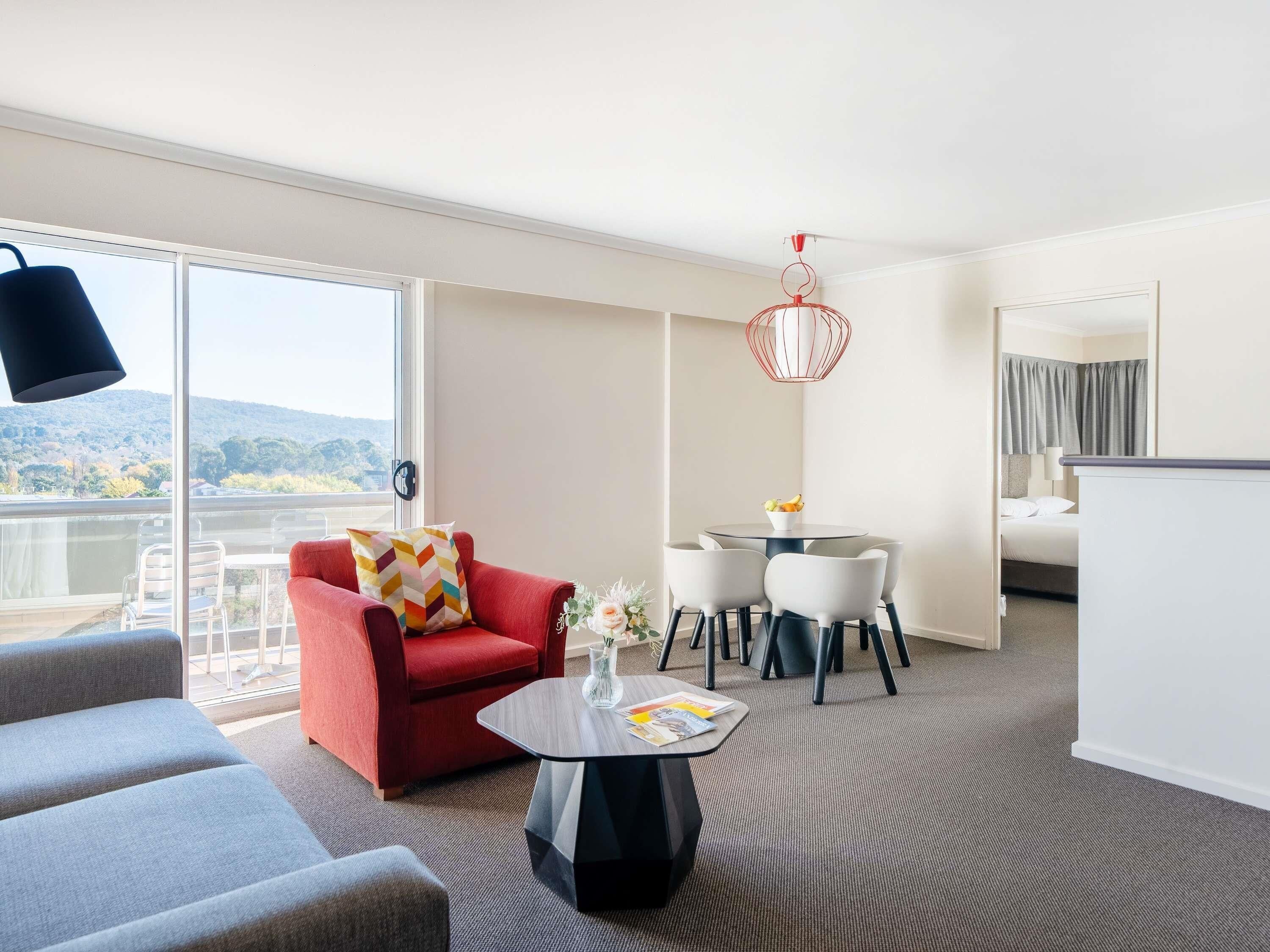 Pengeskab på værelset, skrivebord, strygejern/strygebræt