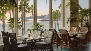 2 ravintolaa, joissa tarjoillaan aamiainen ja lounas; Välimeren keittiö