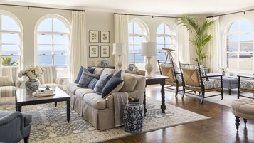 套房, 2 间卧室 (Pacific View) | 迷你吧、客房内保险箱、办公桌、熨斗/熨衣板