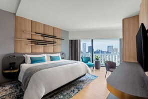 Urban Deluxe King | Minibar, in-room safe, desk, blackout curtains