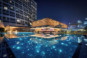 Piscina externa, funciona das 7h às 22h30, espreguiçadeiras