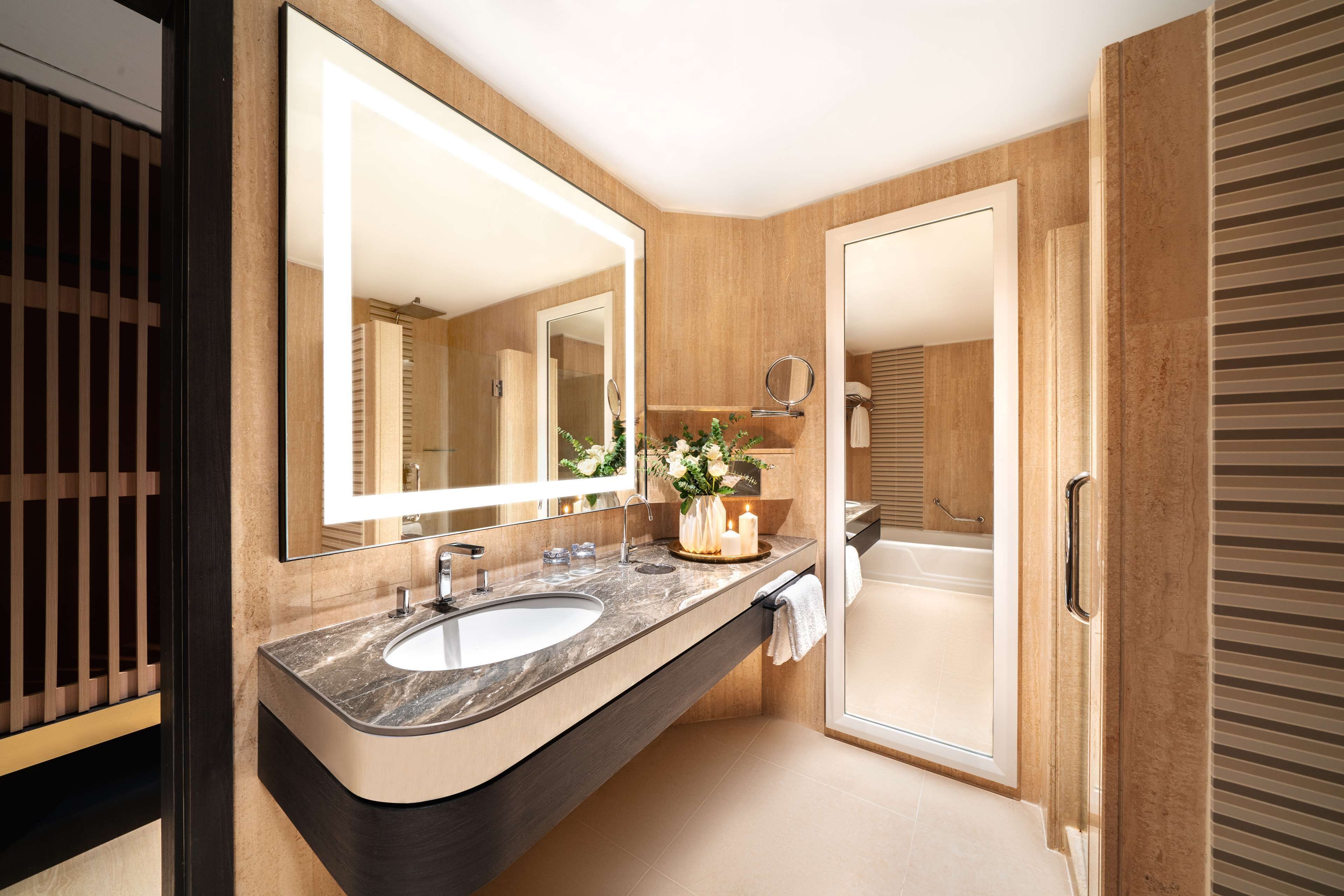 separate bathtub and shower, eco-friendly toiletries, hair dryer