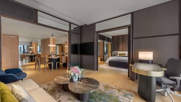 Minibar, brankas, meja kerja, dan tirai kedap cahaya