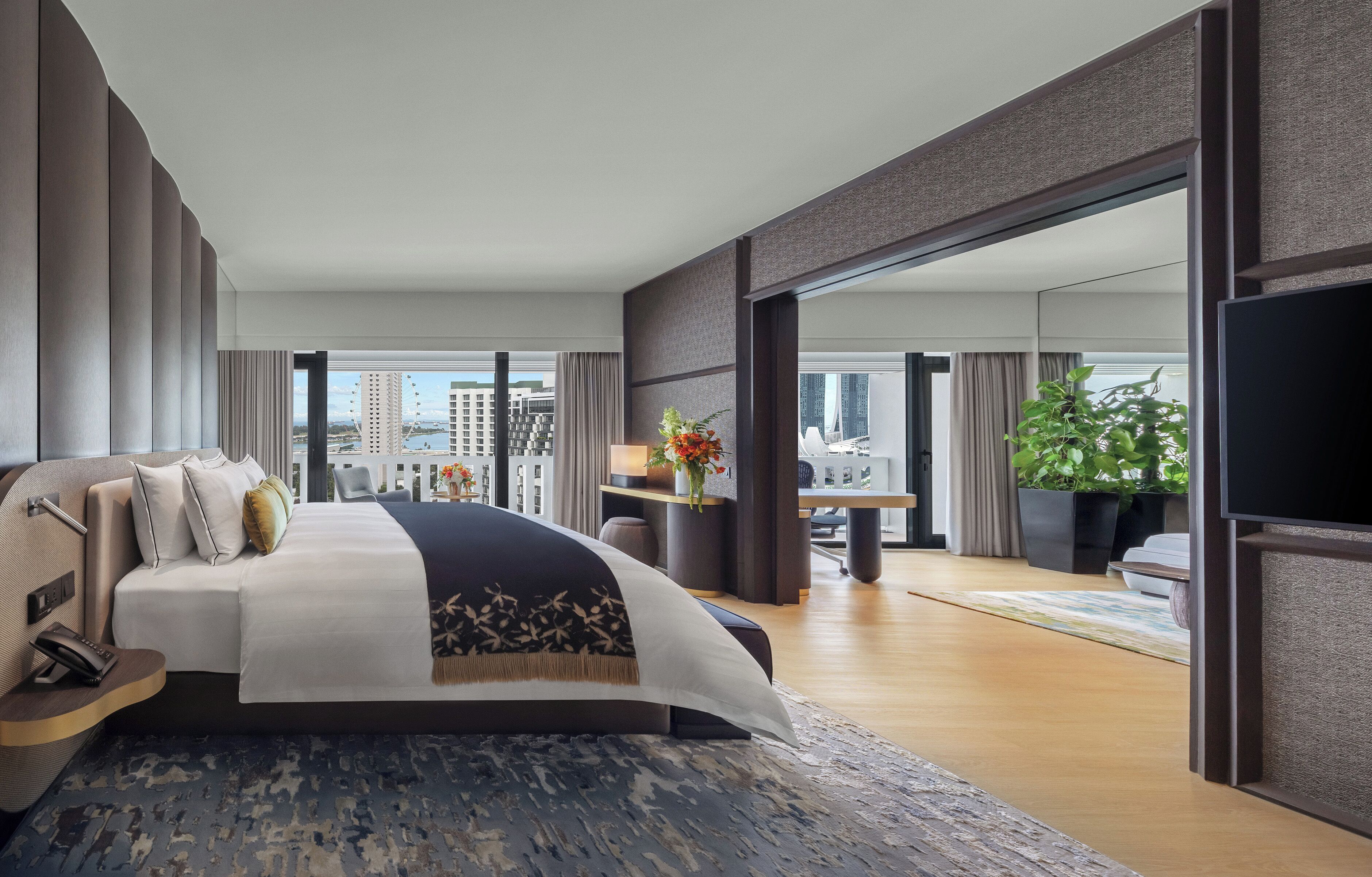 Signature Marina Bay Suite | Minibaari, tallelokero huoneessa, työpöytä, pimennysverhot