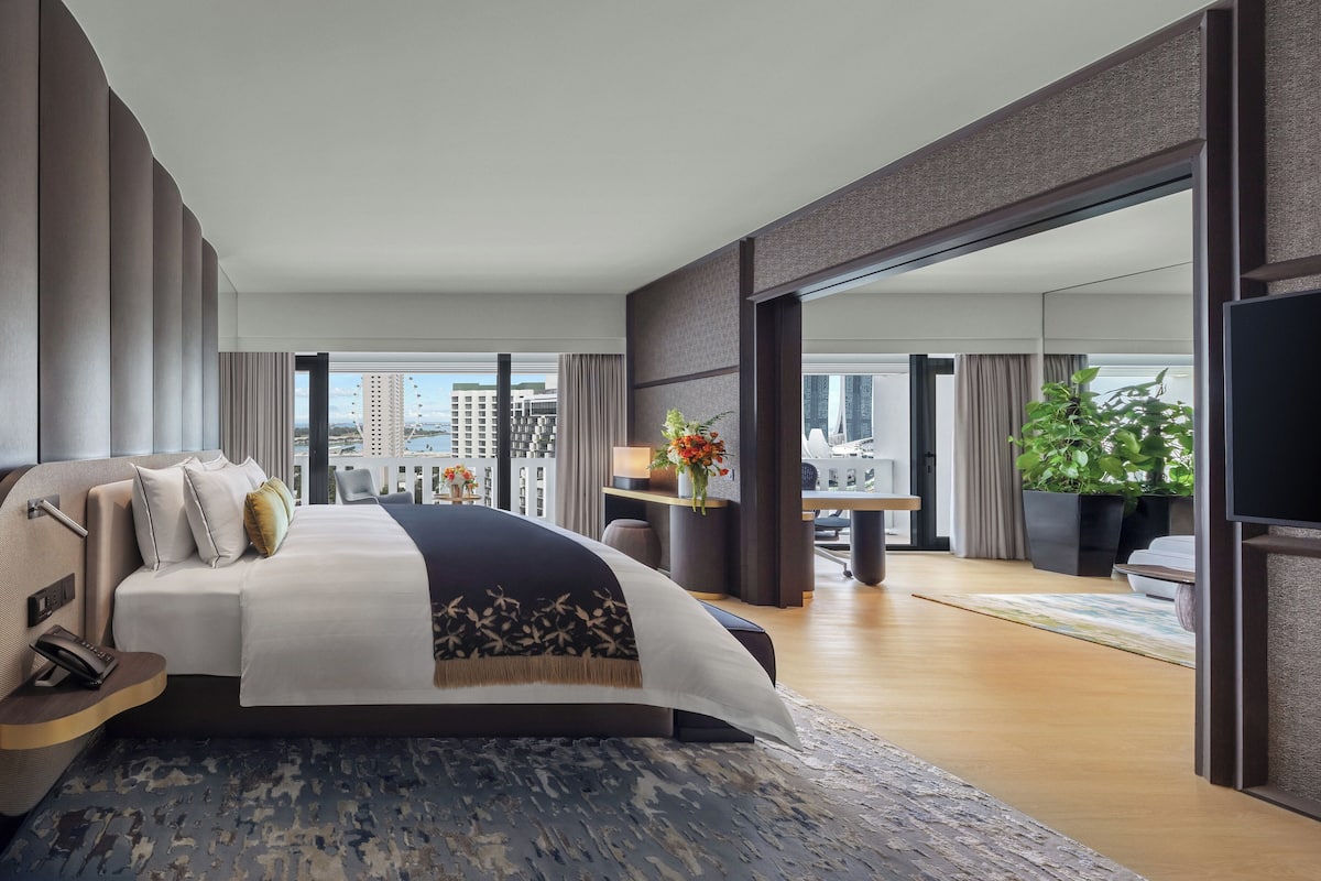 Signature Marina Bay Suite | Minibaari, tallelokero huoneessa, työpöytä, pimennysverhot
