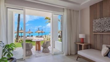 Suite Prestigio, frente al mar (Hibiscus) | Área de sala de estar | Televisión LCD de 55 pulgadas con canales vía satélite y televisión