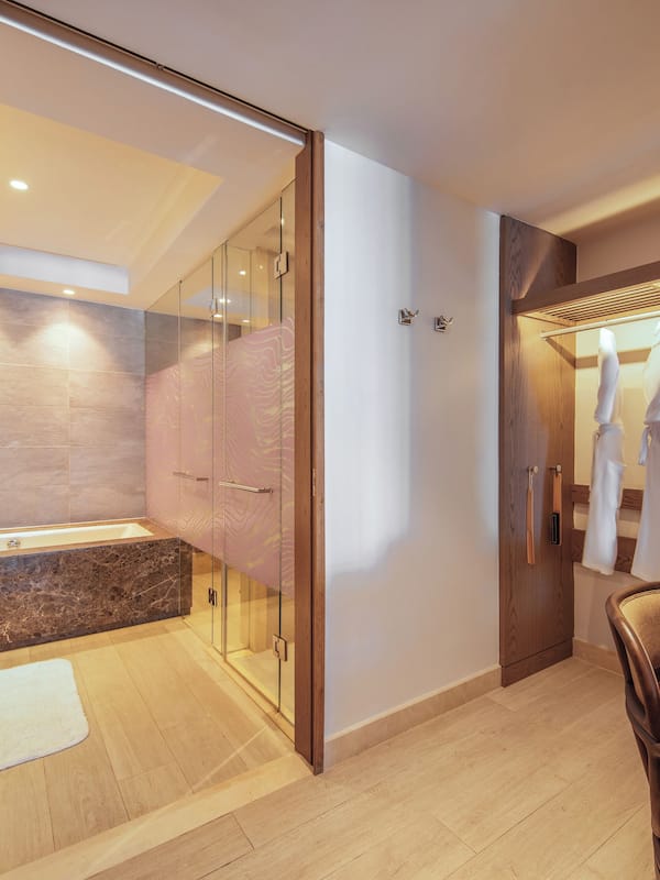 Separate tub and shower, deep soaking tub, rainfall showerhead