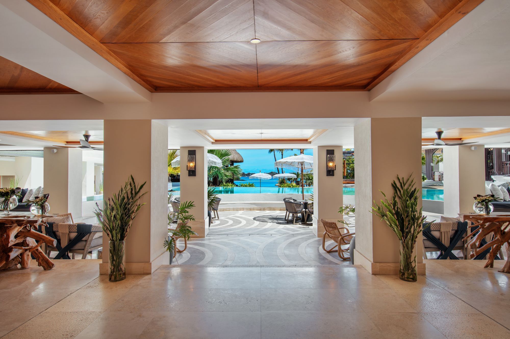 3 bars/lounges, 2 beach bars, poolside bar
