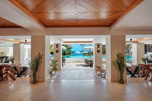 3 bares, 2 bares en la playa y bar junto a la piscina